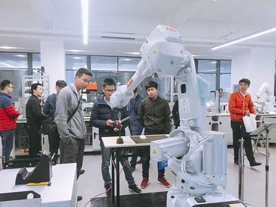 工業(yè)機(jī)器人行業(yè)待遇與職業(yè)前景 超越傳統(tǒng)制造業(yè)的新機(jī)遇
